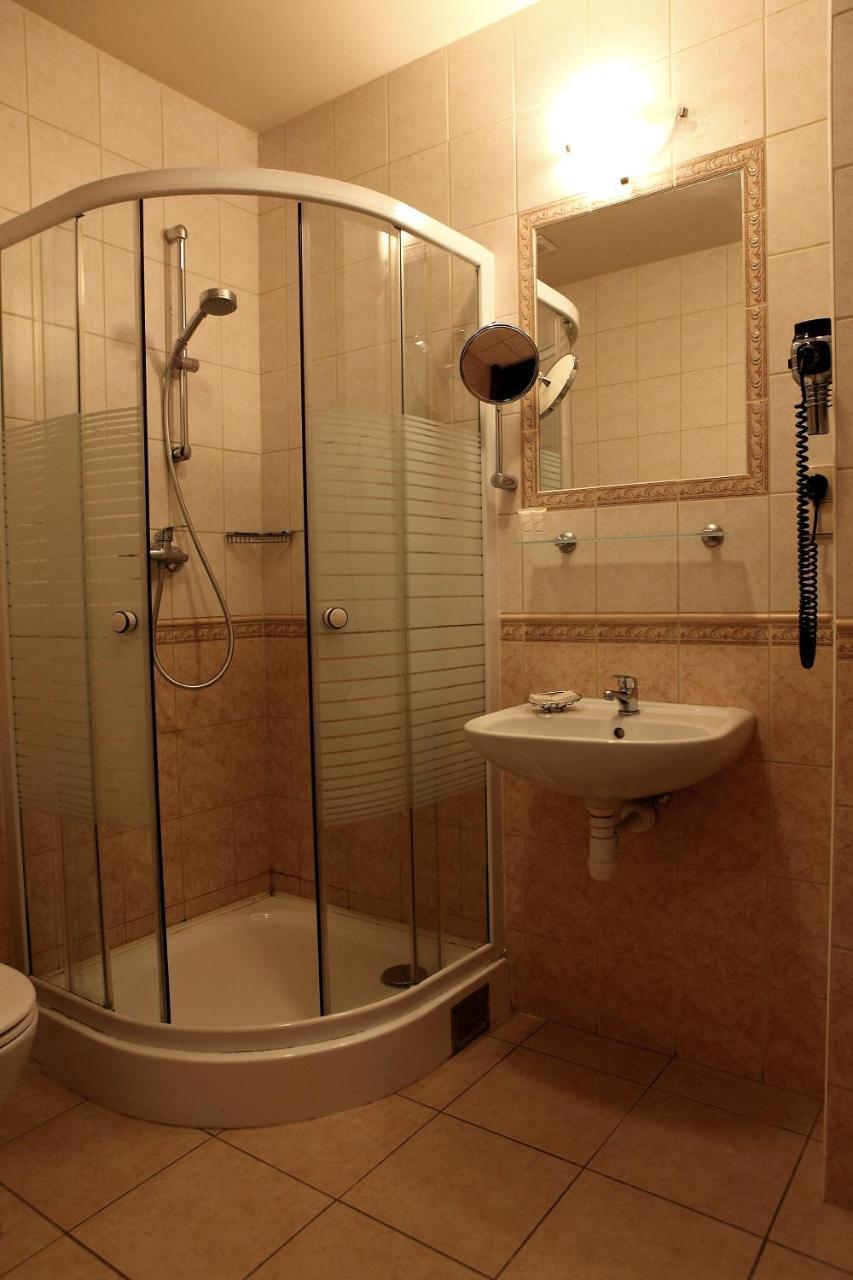 Katrina Apart otel Ostrzeszów Dış mekan fotoğraf